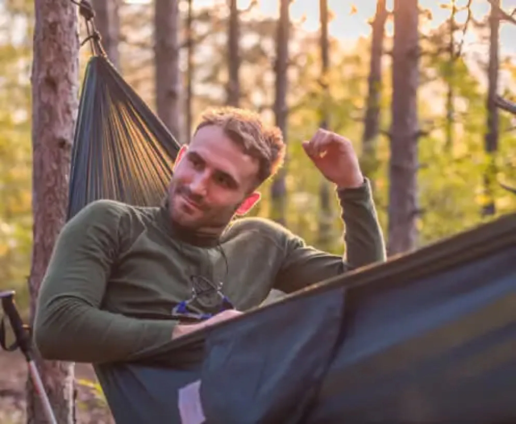 Camper in einer Hängematte im Wald